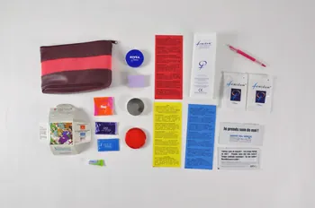 Groupe Sida Genève Tube de gel Trousse contenant 1 boite de crème nivéa, 1 boite ronde porte préservatif, 1 préservatif masculin, 1 miroir, 2 lingettes rafraichissantes à usage intime, 2 préservatifs féminins, 1 bloc de post it, 3 fiches plastifiées avec adresses utiles, 1 dépliant mode d'emploi du fémidon, 1 tube de crème cicatrisante, 1 stylo bille Lorraine, France 2005 2005.171.3.7.1-2 Photo Mucem
