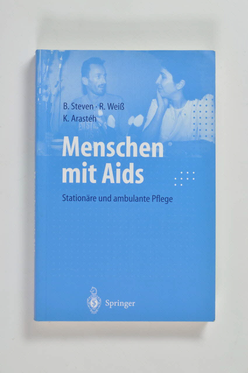 Springer-Verlag livre B. Steven, R. Weiss, K.Aratesh, Menschen mit Aids. Stationäre und ambulante Pflege, (Les personnes atteintes du SIDA. Soins hospitaliers et ambulatoires) Allemagne 1999 2003.111.169 Photo Mucem