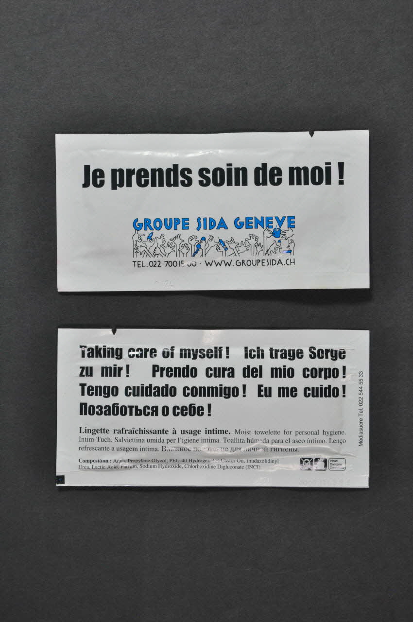 Groupe Sida Genève pochette Trousse contenant 1 boite de crème nivéa, 1 boite ronde porte préservatif, 1 préservatif masculin, 1 miroir, 2 lingettes rafraichissantes à usage intime, 2 préservatifs féminins, 1 bloc de post it, 3 fiches plastifiées avec adresses utiles, 1 dépliant mode d'emploi du fémidon, 1 tube de crème cicatrisante, 1 stylo bille Lorraine, France 2005 2005.171.3.8.1-2 Photo Mucem