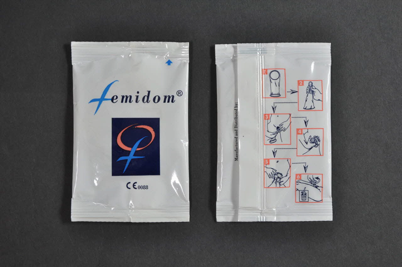 Groupe Sida Genève Préservatif féminin Trousse contenant 1 boite de crème nivéa, 1 boite ronde porte préservatif, 1 préservatif masculin, 1 miroir, 2 lingettes rafraichissantes à usage intime, 2 préservatifs féminins, 1 bloc de post it, 3 fiches plastifiées avec adresses utiles, 1 dépliant mode d'emploi du fémidon, 1 tube de crème cicatrisante, 1 stylo bille Lorraine, France 2005 2005.171.3.9.1-2 Photo Mucem
