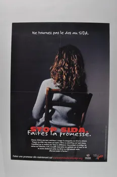 Onusida affiche "Ne tournez pas le dos au SIDA. Stop sida. Faites la promesse" (femme en pull) International 2005 2005.172.4 Photo Mucem