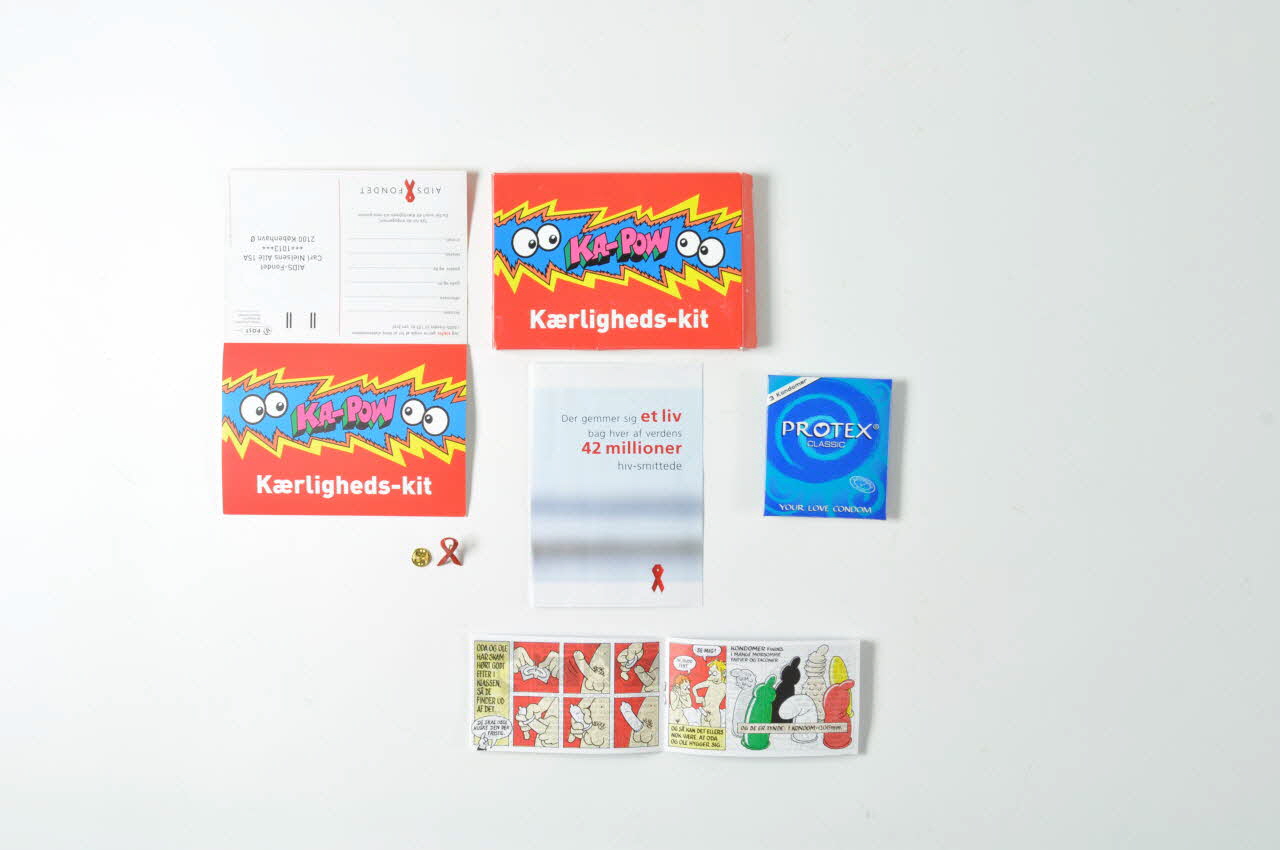 Kit de prévention "Kaerligheds-kit" : boite en carton contenant : pin's ruban rouge, enveloppe de préservatif, brochure ODA & OLE, série de cartes de souscription, bulletin de souscription Danemark 2004 2005.173.13.1-6 Photo Mucem