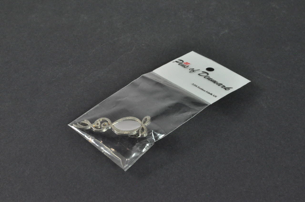 pin's Pin"s logo du 1er décembre 2004 Danemark 2004 2005.173.17.1-3 Photo Mucem