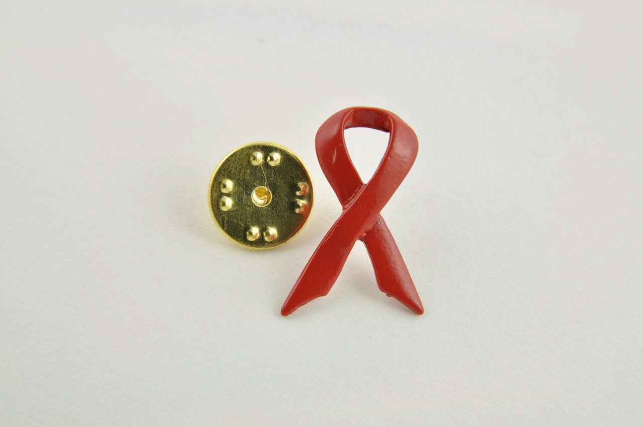 Pin's ruban rouge Pin's Ruban rouge matière plastique Danemark 2005 2005.173.3.1-2 Photo Mucem