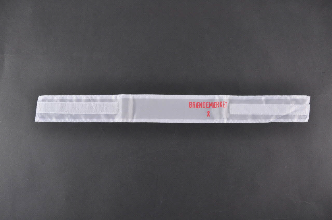 brassard Brassard de quête pour le 1er décembre Danemark 2004 2005.173.7 Photo Mucem