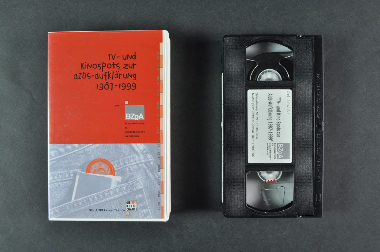 Bundeszentrale FüR Gesundheitliche Aufklarung (BZGA) cassette vidéo "TV und kinospots zur aids-aufklärung 1987-1999" (Spots télévision et cinéma sur la lutte contre le sida : 1987-1999) Allemagne 2000 2004.170.17.1-2  Photo Mucem
