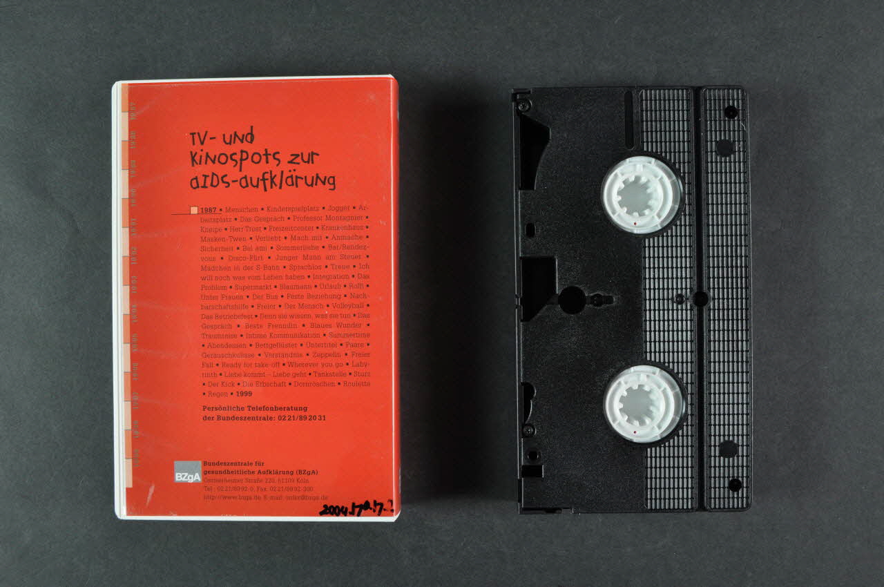 Bundeszentrale FüR Gesundheitliche Aufklarung (BZGA) cassette vidéo "TV und kinospots zur aids-aufklärung 1987-1999" (Spots télévision et cinéma sur la lutte contre le sida : 1987-1999) Allemagne 2000 2004.170.17.1-2 Photo Mucem
