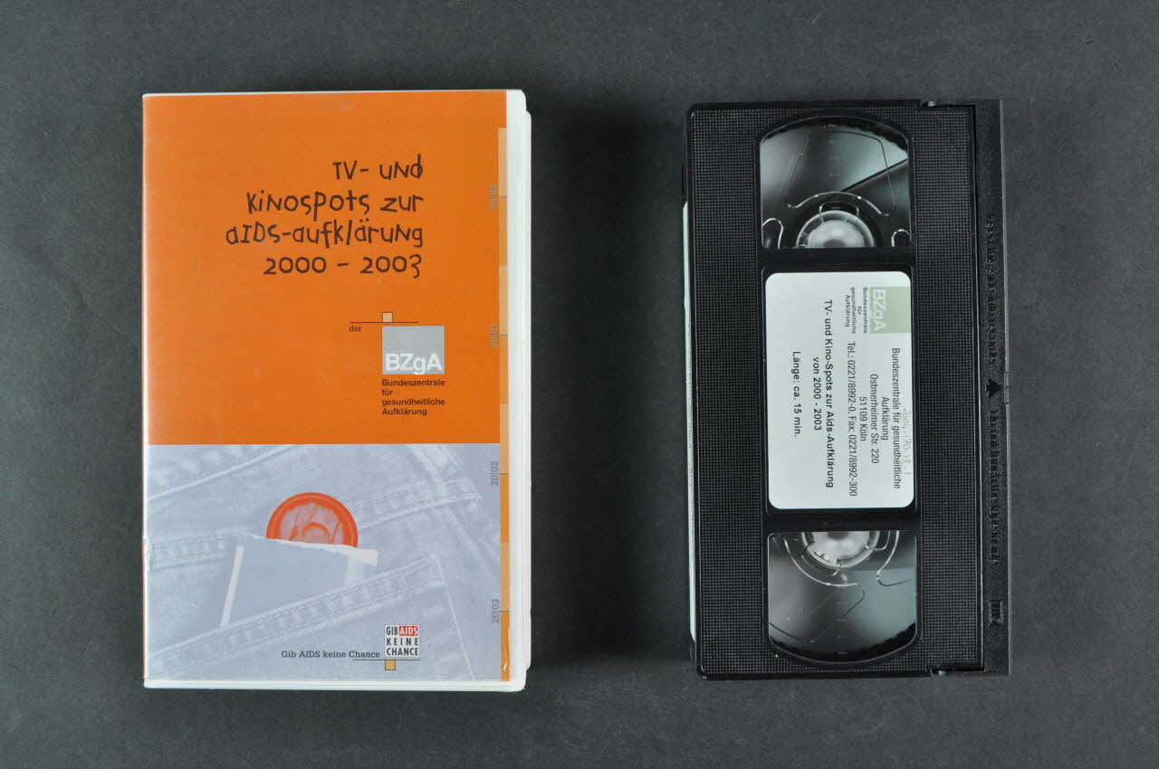 Bzga, Allemagne cassette vidéo "TV und kinospots zur aids-aufklärung 2000-2003 CD video (Spots télévision et cinéma sur la lutte contre le sida : 2000-2003) Allemagne 2003 2004.170.18.1-2 Photo Mucem