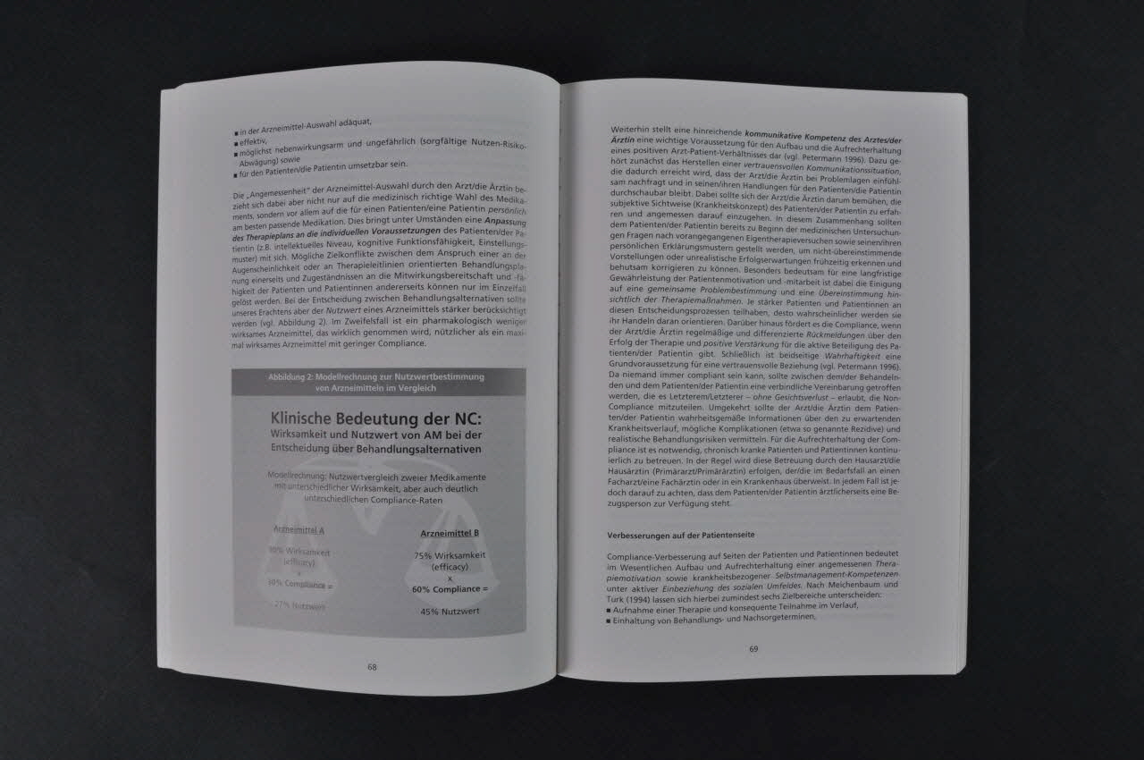 Deutsche Aids-Hilfe livre AIDS-Forum DAH. Band XXXVII : "Compliance und antiretrovirale Therapie" (Compliance et thérapie antirétrovirale) Allemagne 1999/12 2003.111.185 Photo Mucem