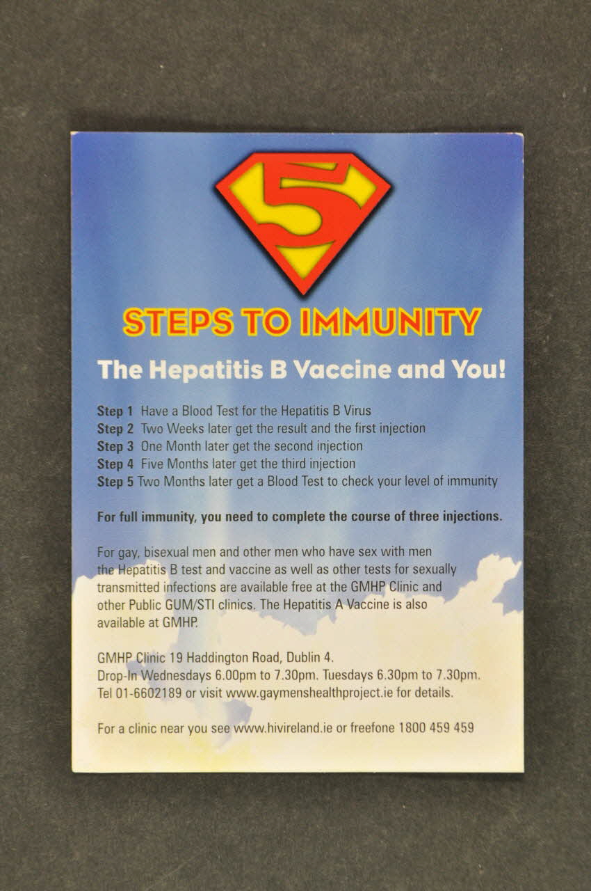 Gay Men Health Project Carte d'information " 5 Steps to immunity. The hepatitis B vaccine and you ! "  (5 pas vers l'immunité. Le vaccin de l'hépatite B et vous !) Irlande 2005 2005.174.6 Photo Mucem