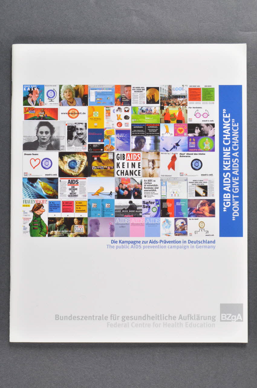 Bundeszentrale FüR Gesundheitliche Aufklarung (BZGA) BROCHURE Die Kampagne zur Aids-Prävention in Deutschland / The public AIDS prevention campaign in Germany" (La campagne publique de prévention du sida en Allemagne) "Gib Aids keine chance / Don't give Aids a chance" (Ne donner aucune chance au sida) Allemagne 2004 2004.170.6 Photo Mucem