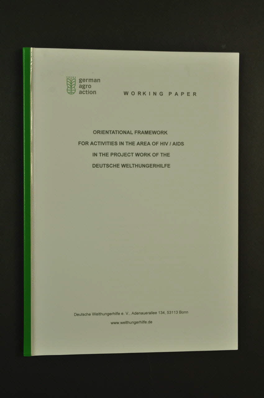 Deutsche Welthungerhilfe BROCHURE "Orientational framework for activities in the area of HIV/AIDS in the project work of the Deutesche Welthungerhilfe" (Cadre d'orientation pour des activités dans le domaine du VIH/sida dans le projet de travail de la "Deutsche Welthungerhilfe") Allemagne 2004 2004.170.7 Photo Mucem