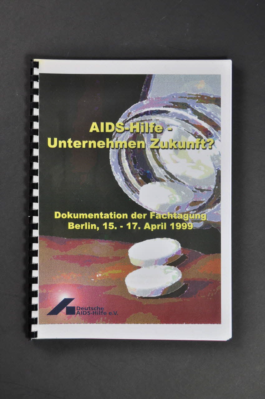 Deutsche Aids-Hilfe Rapport "Dokumentation der Fachtagung. Aids-Hilfe - Unternehmen Zukunft ?"  (Documentation de la journée professionnelle : avenir des associations Aids Hilfe ?), Berlin, 15-17 avril 1999 Allemagne 1999 2003.111.196 Photo Mucem