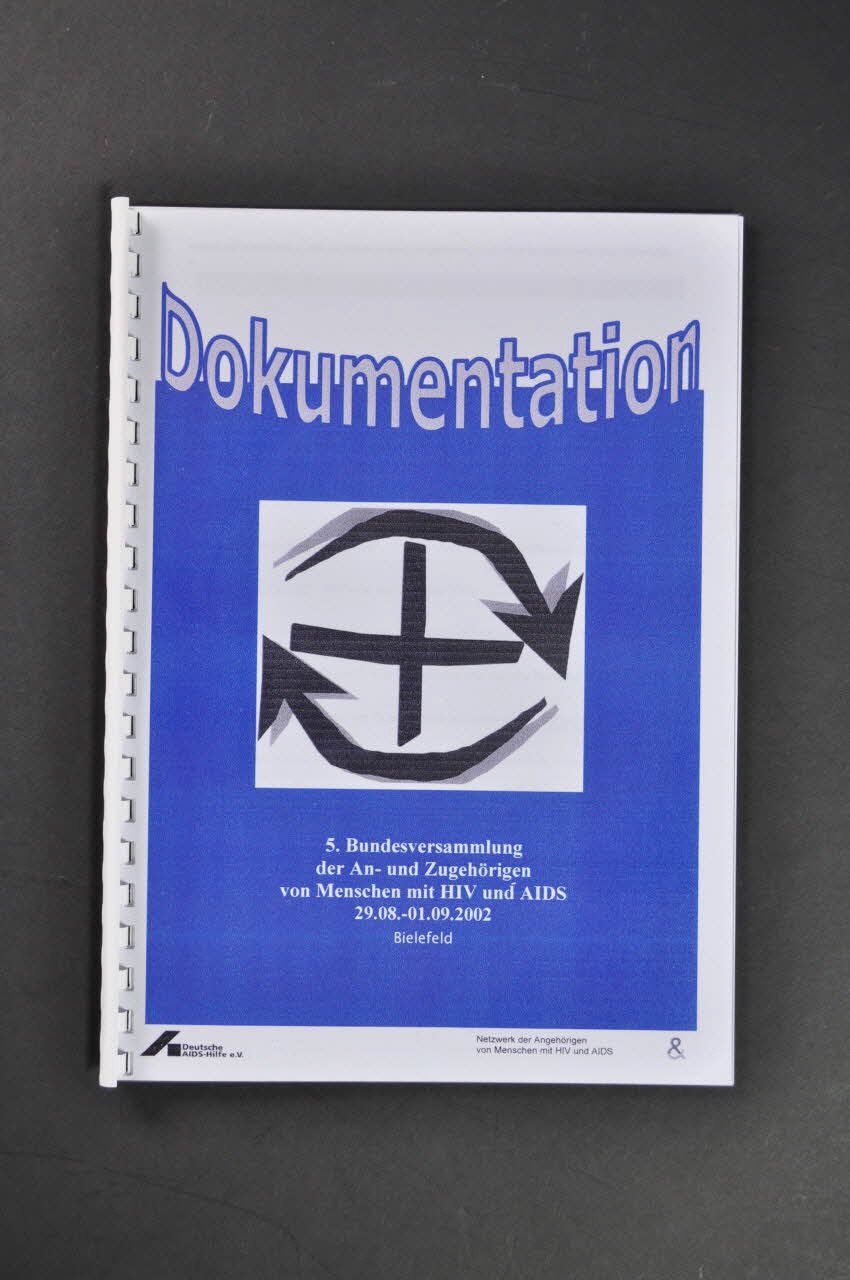 Deutsche Aids-Hilfe Rapport "Dokumentation 5. Bundesversammlung der An und Zugehörigen von Menschen mit HIV und AIDS" (Documentation 5. Rencontre de partenaires de personnes vivant avec le VIH / sida) Allemagne 2002/8 2003.111.202 Photo Mucem