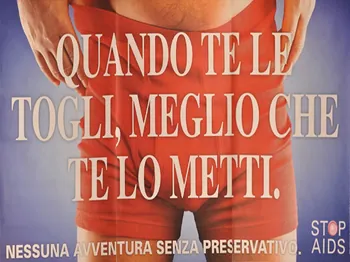 affiche "Quando te le togli. Meglio che te lo metti . Nessuna aventura senza preservativo" (en italien) (en rouge) 2004.119.237.1-3 Photo Mucem