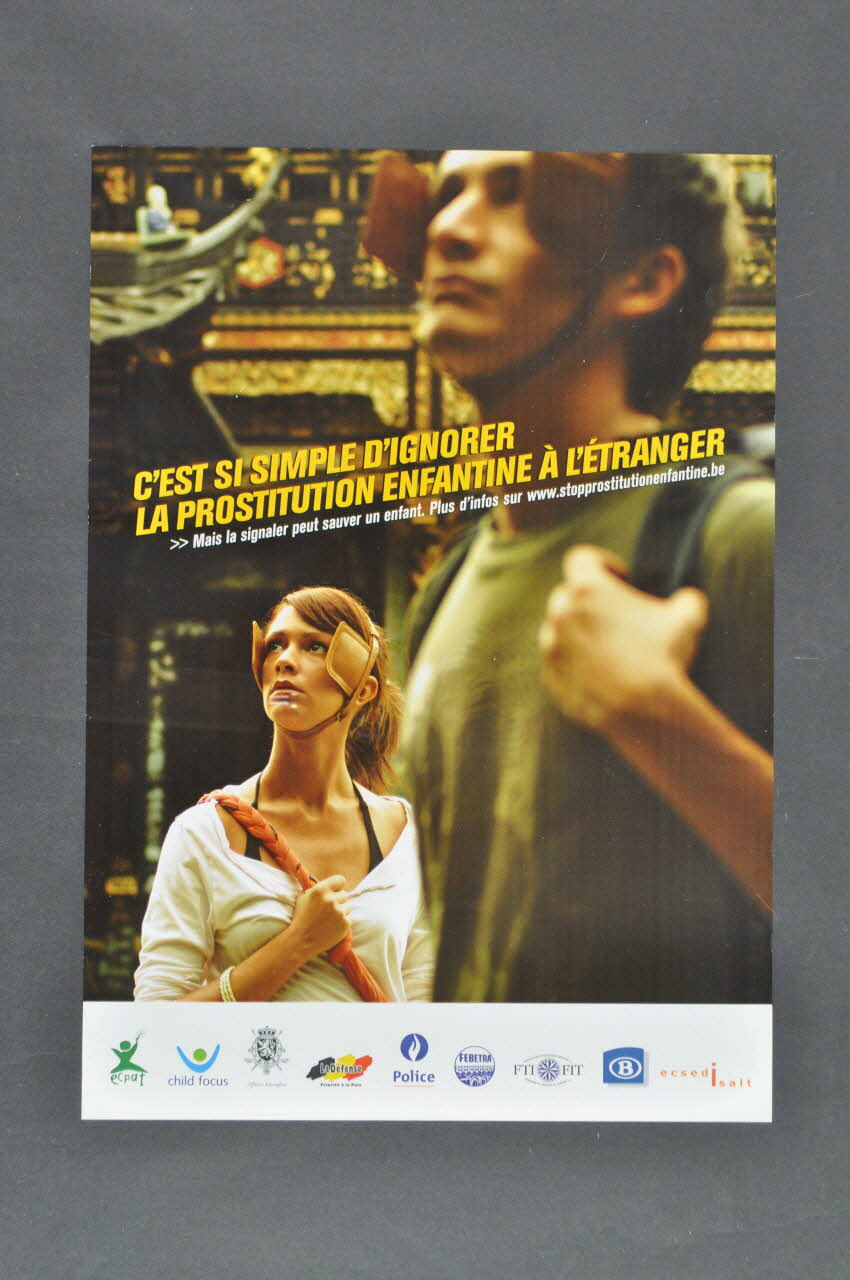 affiche "C'est si simple d'ignorer la prostitution enfantine à l'étranger..." (touristes) Belgique 2004 2004.190.3 Photo Mucem