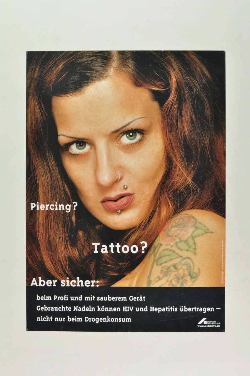 affiche "Piercung ? Tattoo ? Aber sicher :" (Piercing ? Tatouage? Mais plus sûr :) 2003.111.22 Photo Mucem