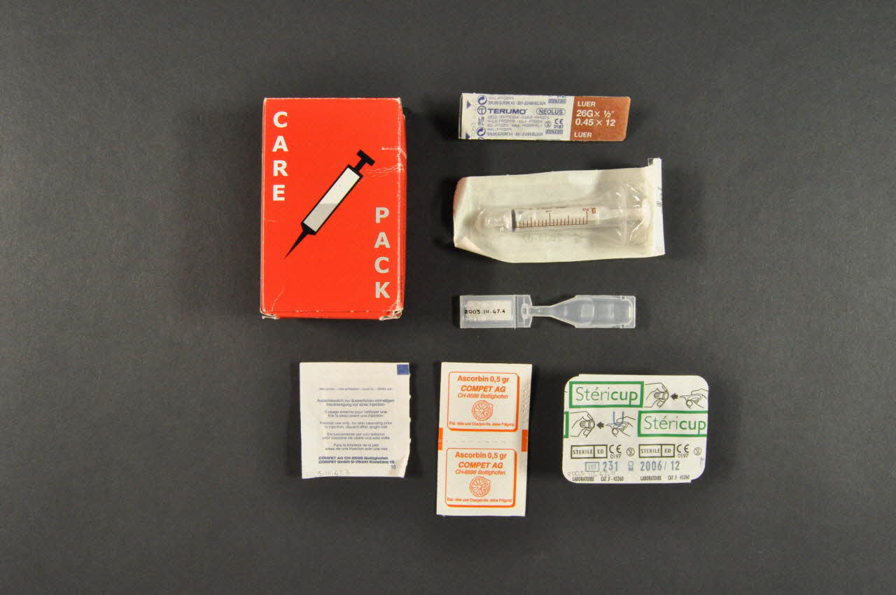 Kit de prévention "Care pack" (Paquet de soin) 2003.111.47.1-7 Photo Mucem