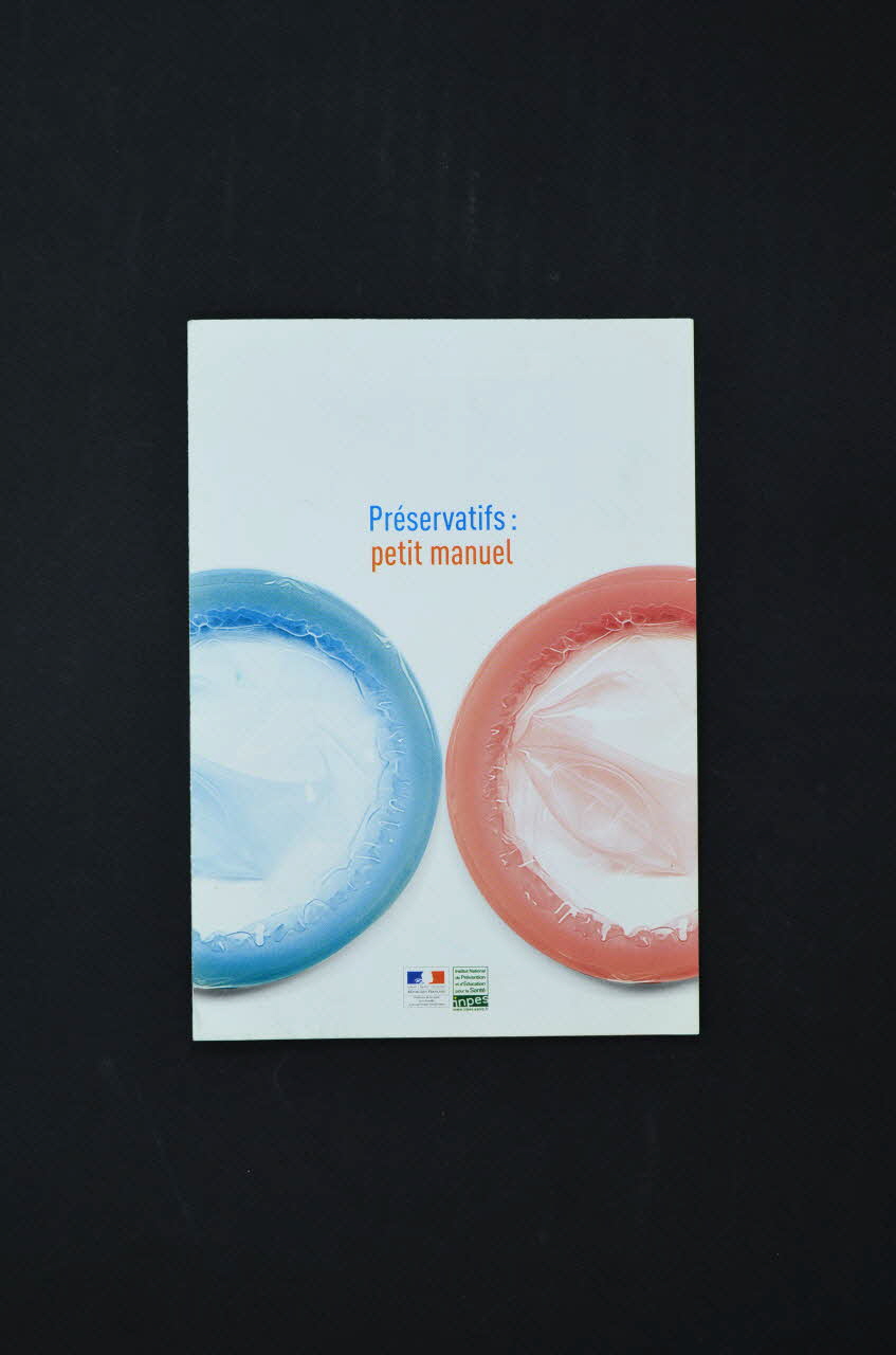 Institut National de Prévention et d'Education pour la Santé (INPES) Dépliant "Préservatifs : petit manuel" France 2004 2004.196.4 Photo Mucem