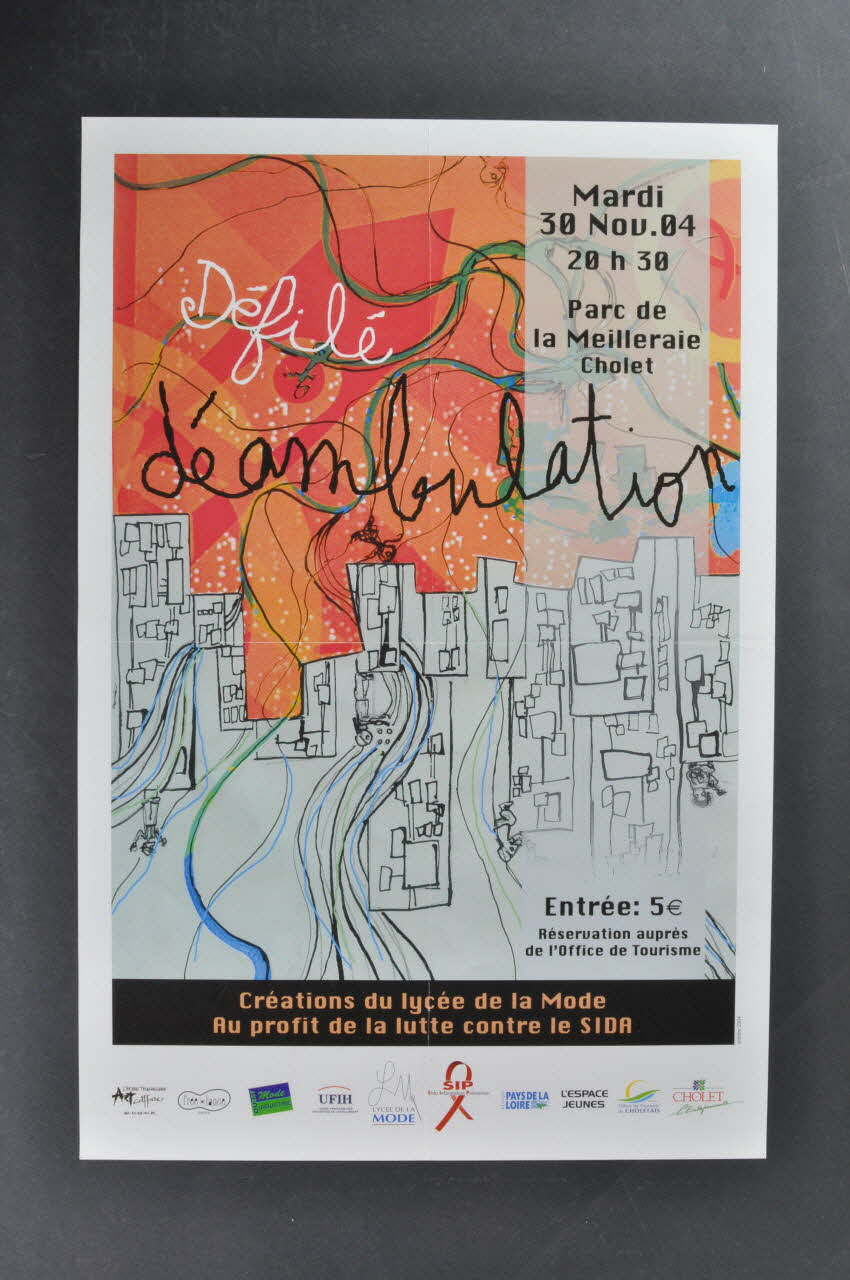 Lycée De La Mode à Cholet affiche "Défilé déambulation" / "Créations du lycée de la mode au profit de la lutte contre le Sida" Pays de la Loire, France 2004/11/30 2004.199.1 Photo Mucem