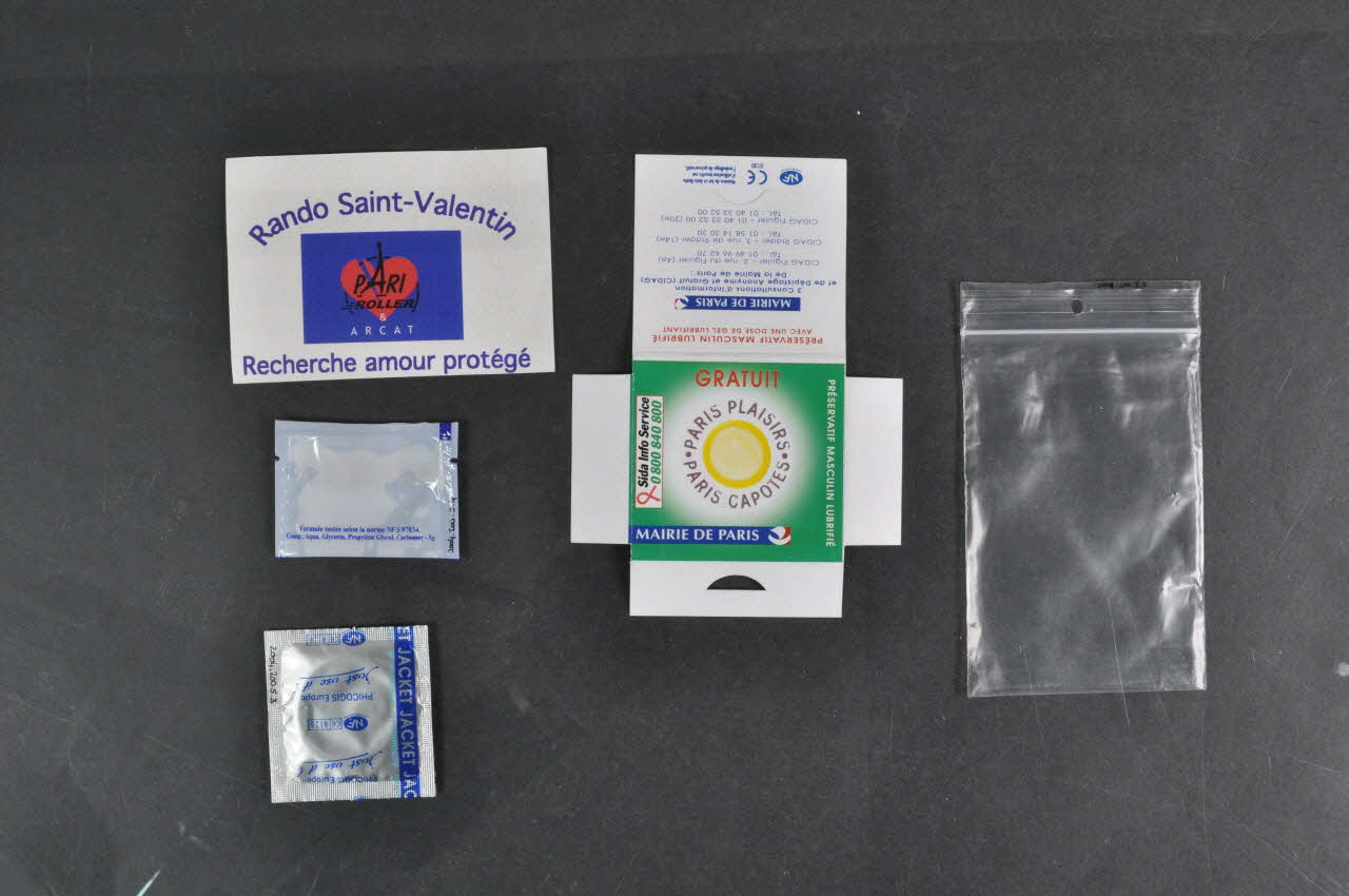 Arcat Et Paris Roller Préservatif "Rando Saint-Valentin. Recherche amour protégé" Île-de-France, France 2004 2004.200.5.1-5 Photo Mucem