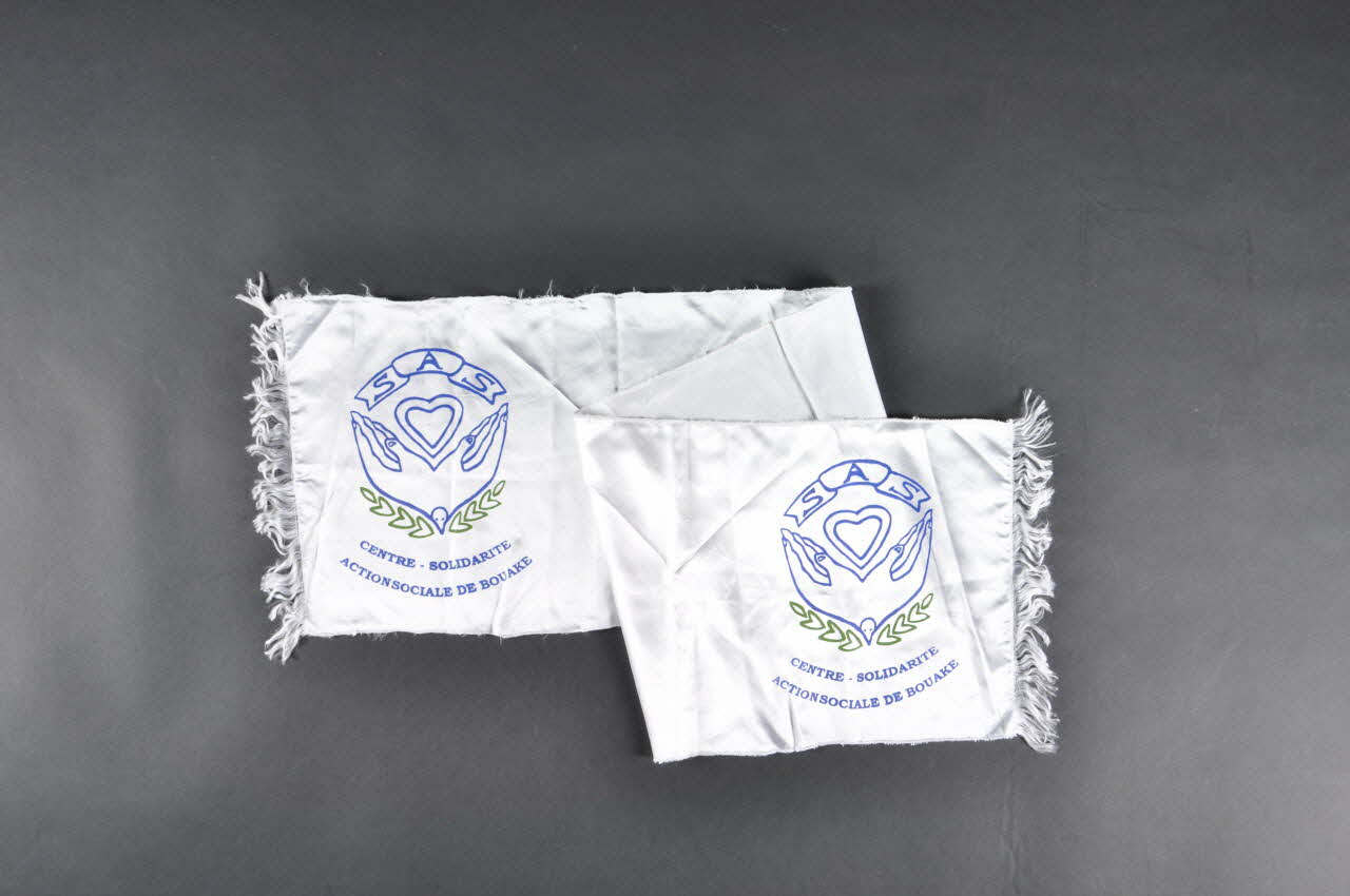 Echarpe "Centre -Solidarité Action sociale de Bouake" 2004.201.102 Photo Mucem
