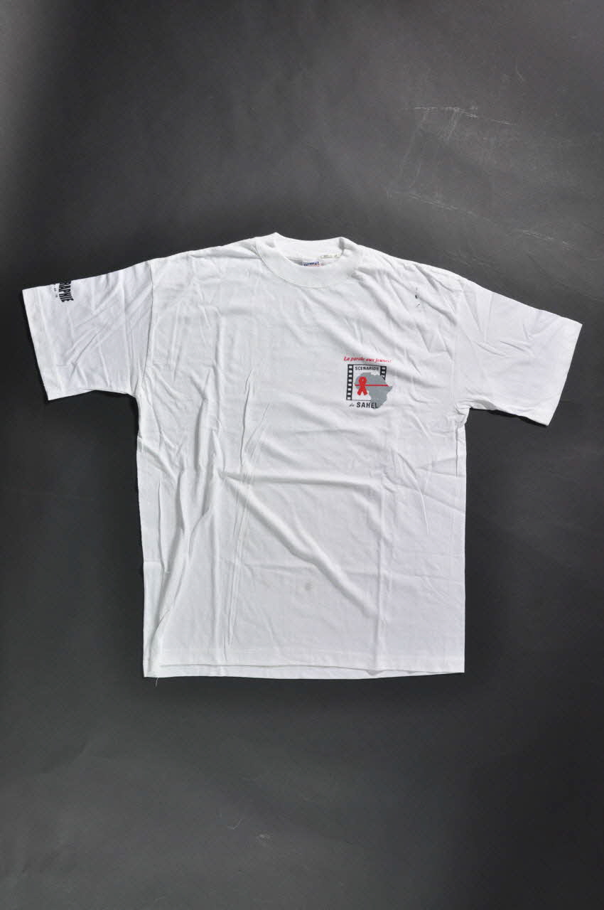 Plan International Sénégal, Nafigraphie tee-shirt "Scénarios du Sahel" Afrique 1997 2004.201.107 Photo Mucem