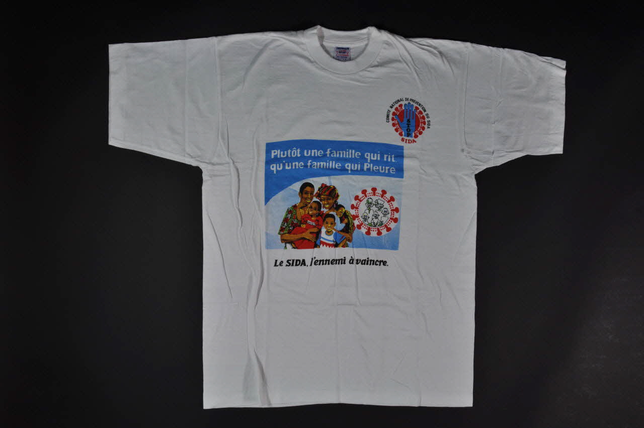 Comité National De Prévention Du Sida tee-shirt "Plutôt une famille qui rit qu'une famille qui pleure" Afrique 1994 2004.201.108 Photo Mucem