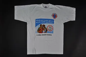 Comité National De Prévention Du Sida tee-shirt "Plutôt une famille qui rit qu'une famille qui pleure" Afrique 1994 2004.201.108  Photo Mucem