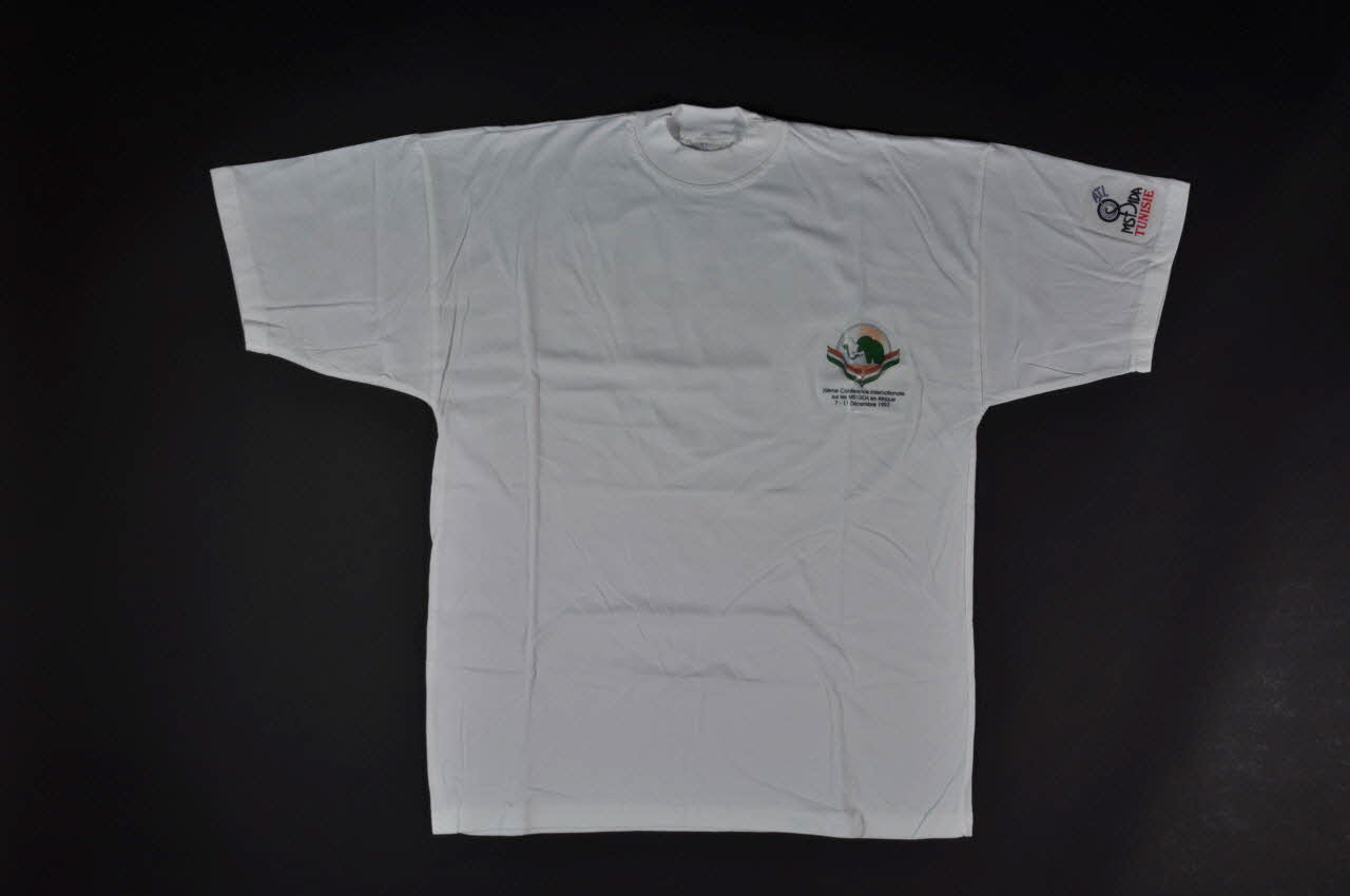 Atl Mst Sida Tunisie, Xi° Conférence tee-shirt "Avec le sida, l'amour ne doit plus être aveugle" Afrique 1997/12 2004.201.116 Photo Mucem