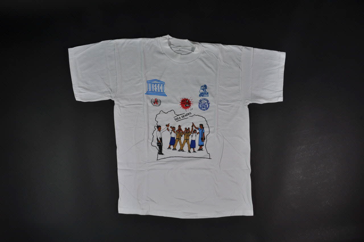 tee-shirt "Tous contre le sida en milieu scolaire en Côte d'Ivoire" 2004.201.122 Photo Mucem