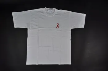 tee-shirt "Protégeons le Bénin / Avec la capote, vis et laisse vivre" 2004.201.128 Photo Mucem
