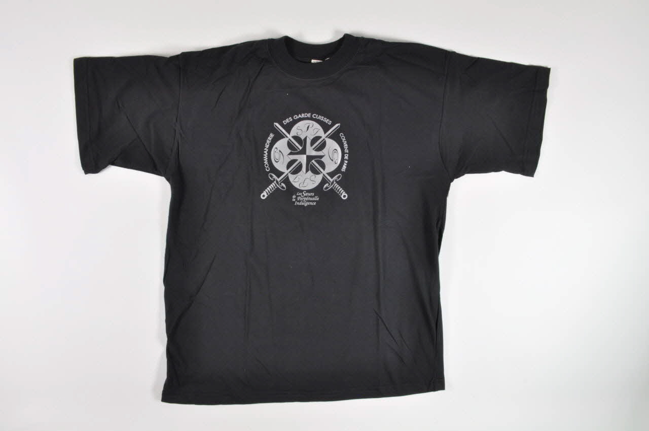 tee-shirt T shirt "Les soeurs de la perpétuelle Indulgence, Commanderie des garde cuisses, Couvent de Paname" 2003.112.32 Photo Mucem