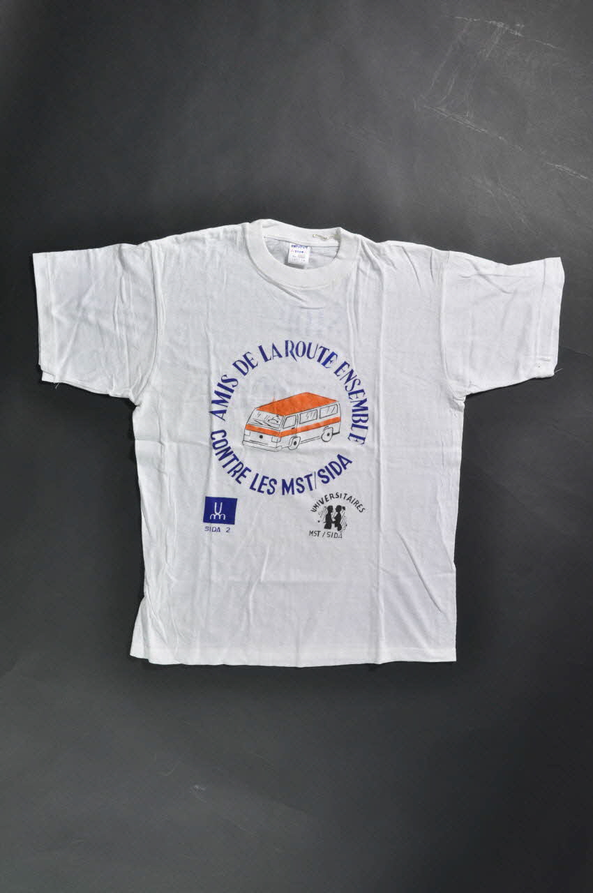 Sida 2, Universitaires Mst/Sida tee-shirt "Amis de la route ensemble contre les MST / Sida" Afrique 1998/2 2004.201.130 Photo Mucem
