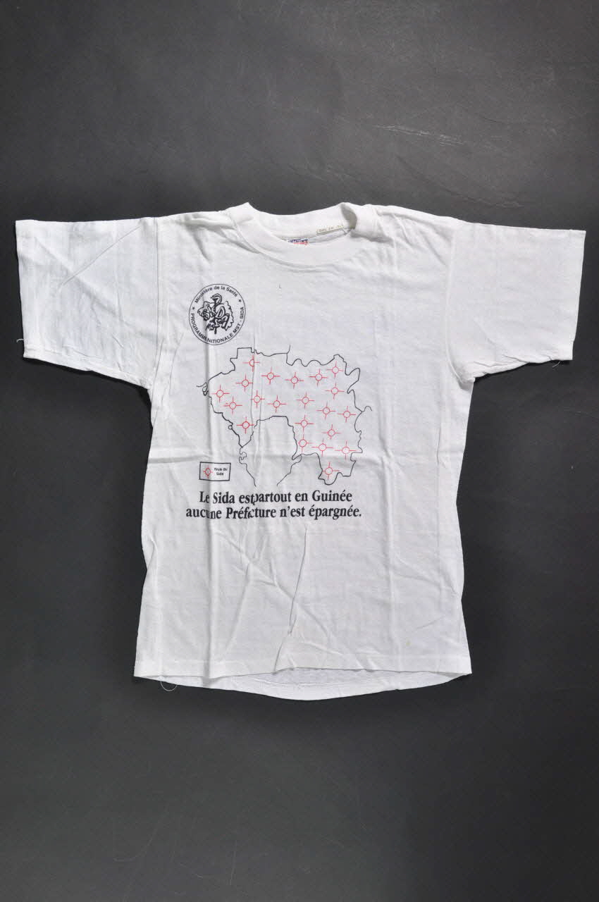 tee-shirt "Le sida est partout en Guinée, aucune préfecture n'est épargnée" 2004.201.131 Photo Mucem