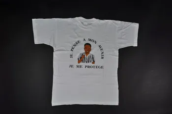 tee-shirt "Je pense à mon avenir. je me protège" 2004.201.134 Photo Mucem