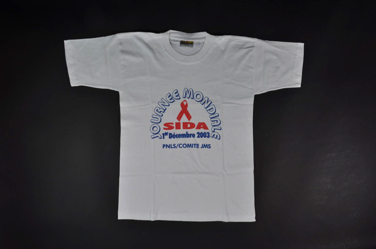 Pnls, Comité Jms tee-shirt "Journée mondiale Sida. 1er décembre 2003 / Brisons nos barrières Apprenone à vivre ensemble" Afrique 2003 2004.201.135 Photo Mucem