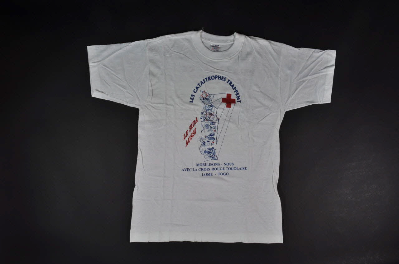 tee-shirt "Les catastrophes frappent. Le sida aussi" 2004.201.139 Photo Mucem