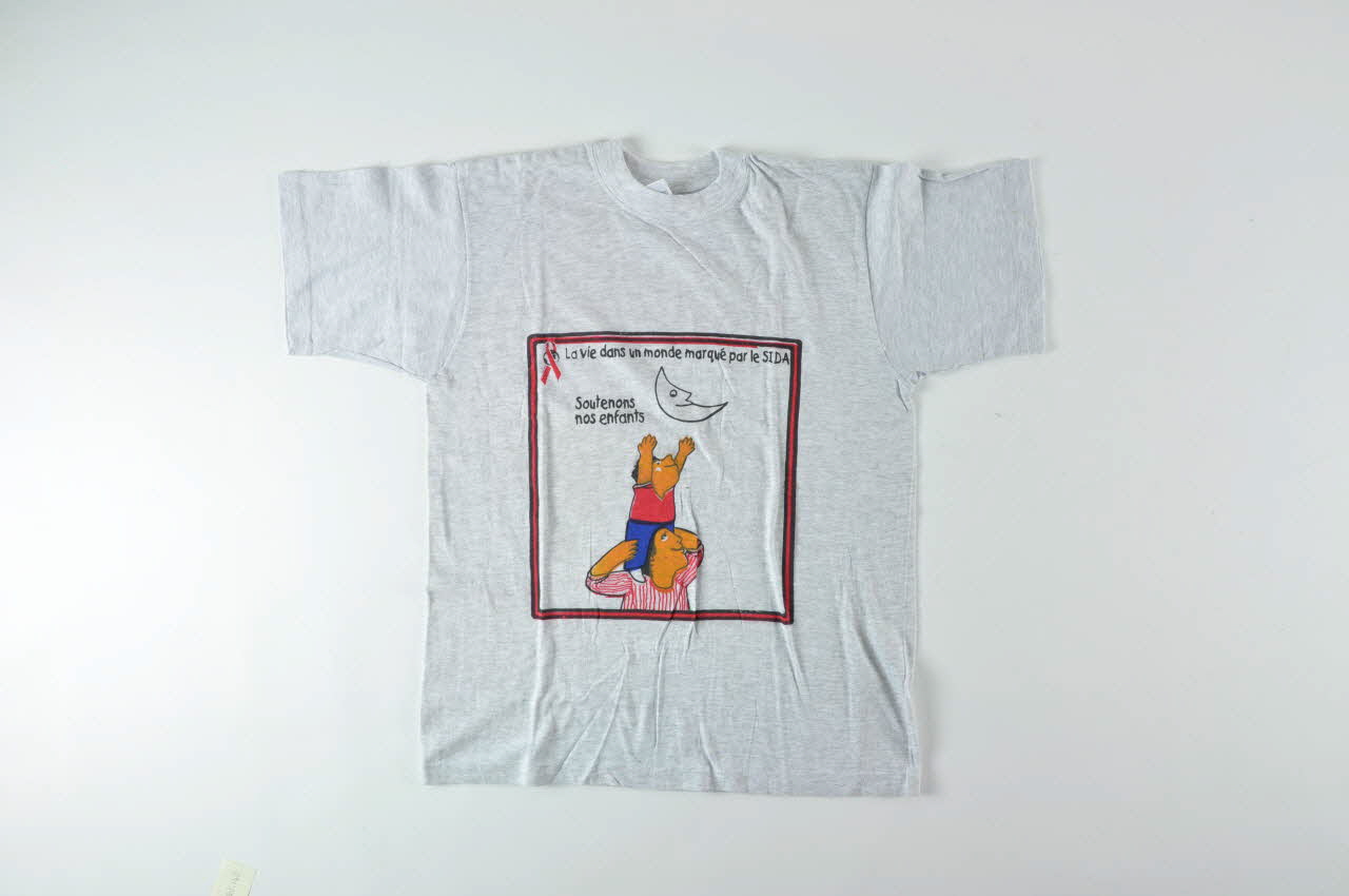 tee-shirt "La vie dans un monde marqué par le SIDA. Soutenons nos enfants" 2004.201.142 Photo Mucem