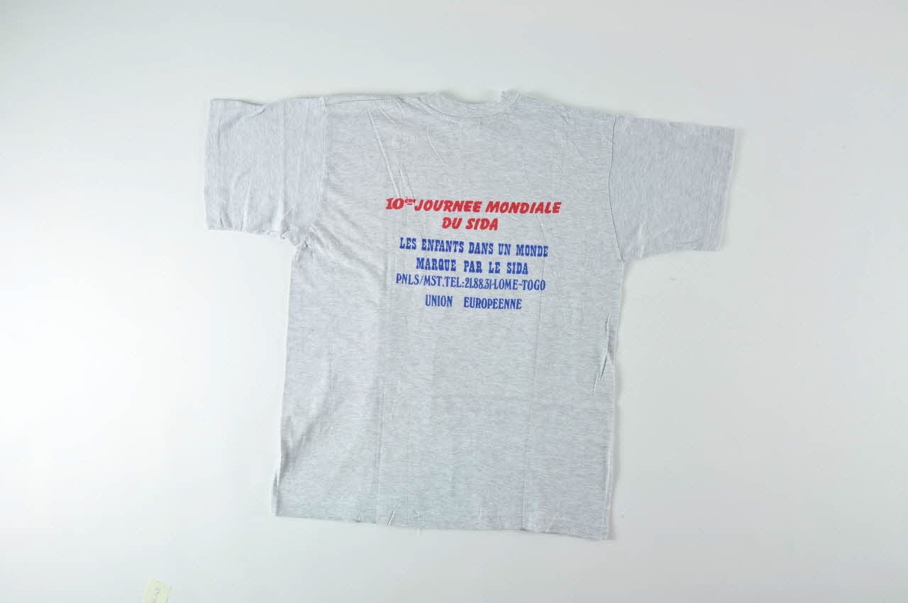 tee-shirt "La vie dans un monde marqué par le SIDA. Soutenons nos enfants" 2004.201.142 Photo Mucem