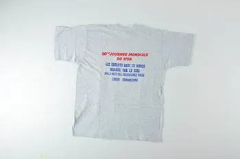 tee-shirt "La vie dans un monde marqué par le SIDA. Soutenons nos enfants" 2004.201.142  Photo Mucem