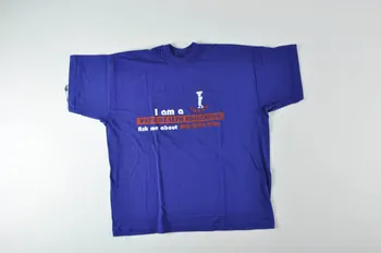 tee-shirt "I am a peer health educator. Ask me about HIV/AIDS/STDs" (Je suis un peer educator pour la santé. Posez moi des questions sur le VIH / Sida et les MST) 2004.201.144  Photo Mucem