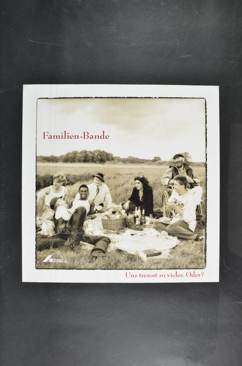 Deutsche Aids-Hilfe affiche Familien-Bande (Famille-groupe) / Uns trennt so vieles. Oder ? (Tant de choses nous séparent. Pourtant ?) Allemagne 1994 2004.201.155 Photo Mucem