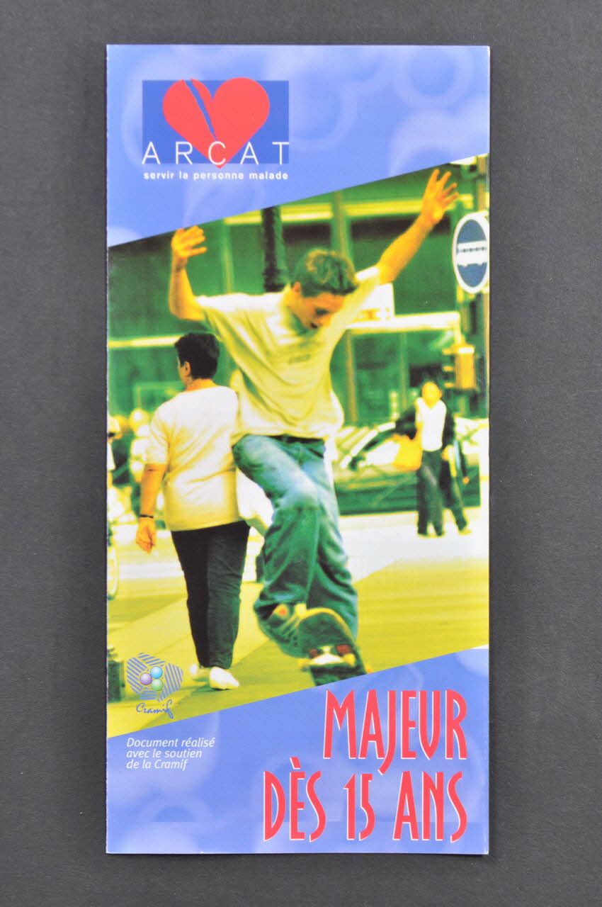 Association pour la Recherche, la Communication et les Actions pour l'Accès aux Traitements (ARCAT) Dépliant "Majeur dès 15 ans" France 2002 2003.114.3 Photo Mucem