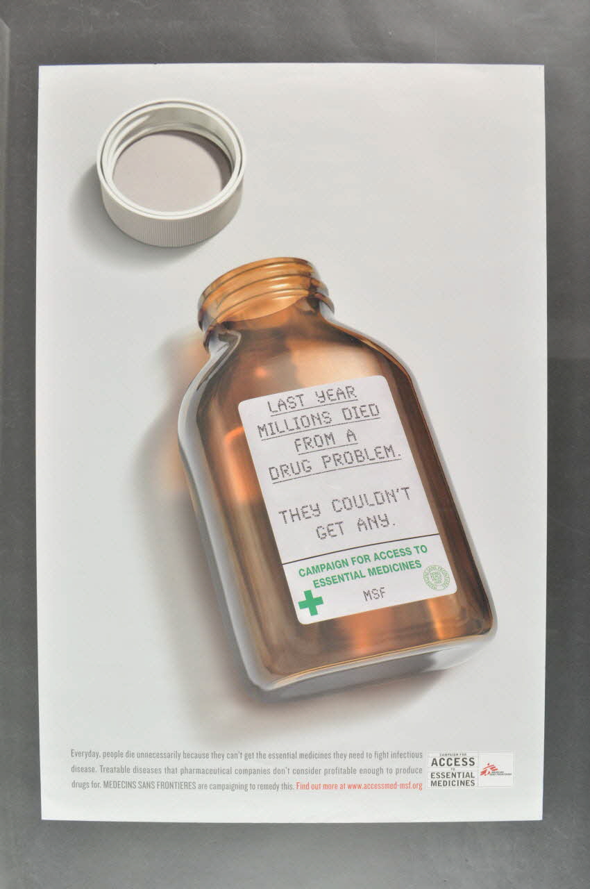 affiche "Last year, millions died from a drug problem. They couldn't get any" (L'année dernière, des millions de personnes sont mortes d'un problème de médicament. Elles n'ont pu en avoir aucun;° France 2004 2004.201.166 Photo Mucem
