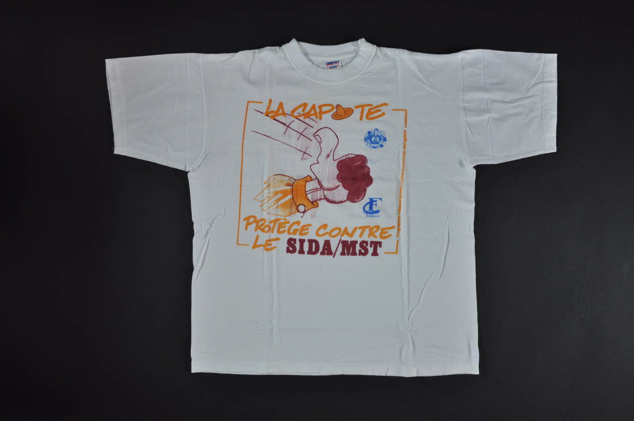 tee-shirt "La capote protège contre le Sida / MST" 2004.201.20 Photo Mucem