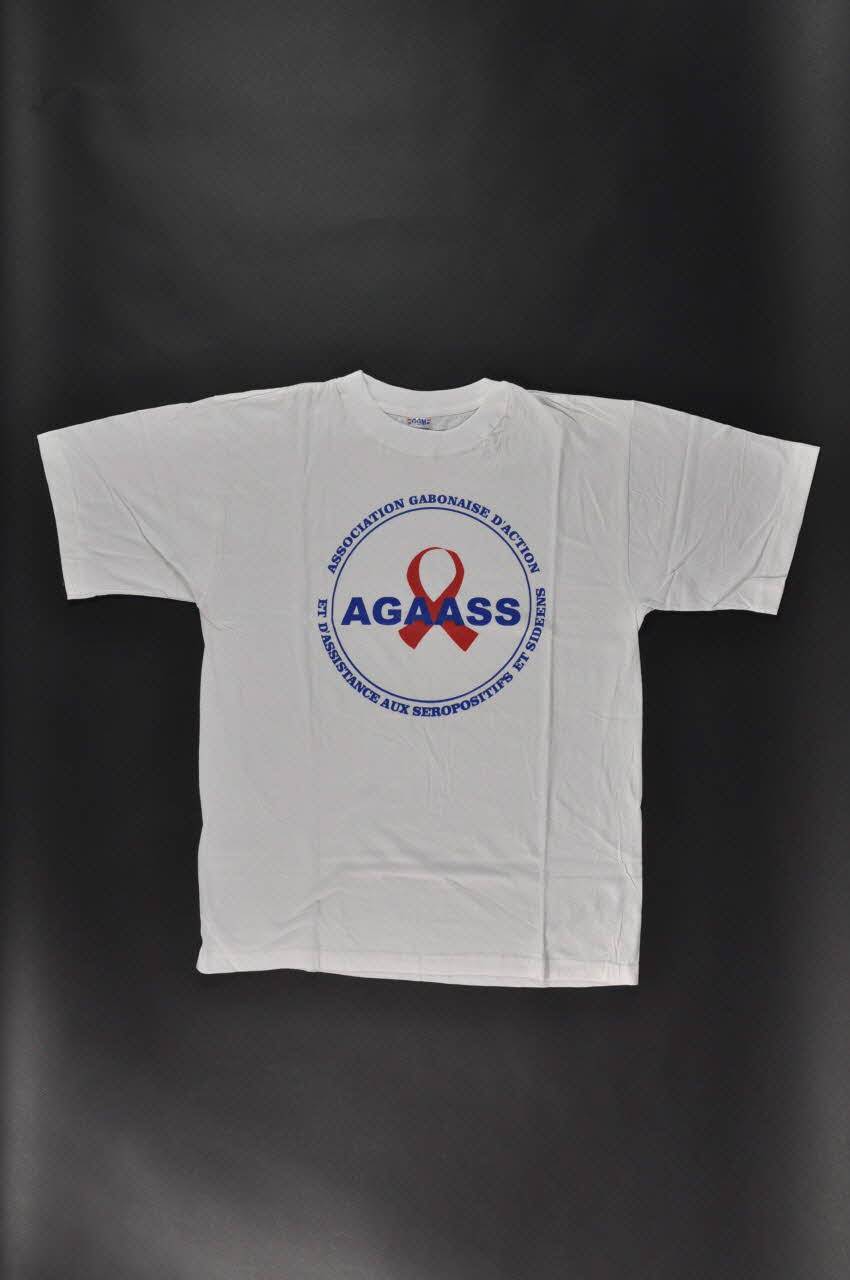 tee-shirt "Association gabonaise d'action et d'assistance aux séropositifs et sidéens" 2004.201.22 Photo Mucem