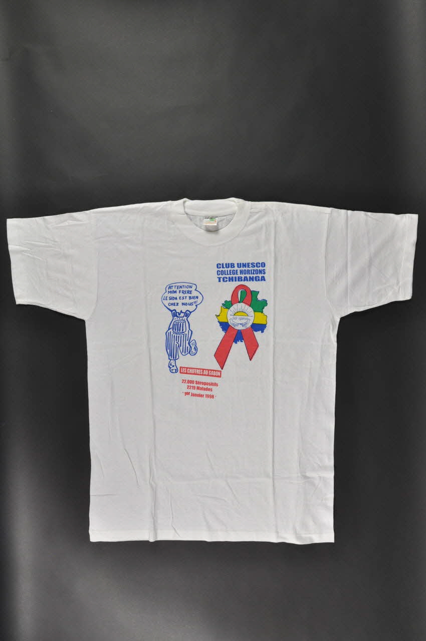 Club Unesco, Collège Horizons Tchibanga tee-shirt "Attention mon frère, le sida est bien chez nous" Gabon 1998 2004.201.23 Photo Mucem