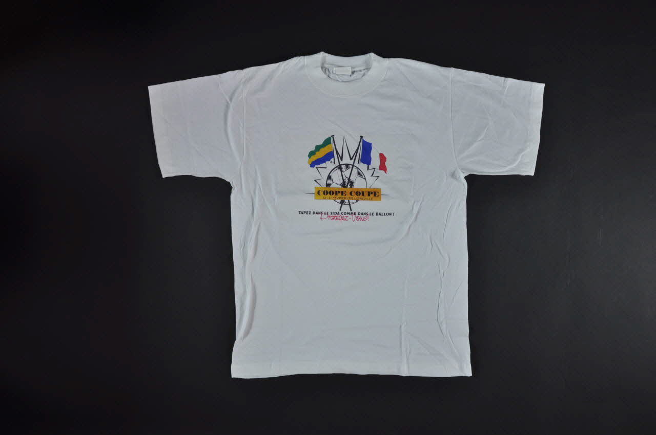 Coopération Française  Et Programme National De tee-shirt "Tapez dans le sida comme dans le ballon. Protégez-vous" France 1998/2 2004.201.26 Photo Mucem