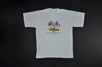 Coopération Française  Et Programme National De tee-shirt "Tapez dans le sida comme dans le ballon. Protégez-vous" France 1998/2 2004.201.26 Photo Mucem